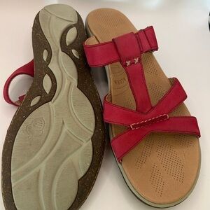 Women’s Acorn size 10w sandals